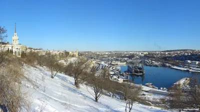 В Судаке усиленно борются со снегом