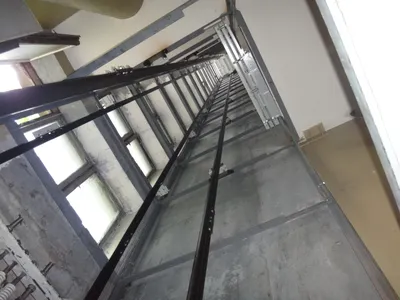 File:Боковые лестницы верхнего этажа и шахта лифта.jpg - Wikimedia Commons