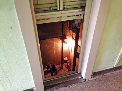 В казахстанском Атырау девушка упала в шахту остановившегося лифта