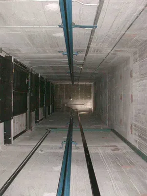 Старая шахта лифта с тросами, просматриваемыми через металлическую клетку,  создающая эффект кошмара Стоковое Фото - изображение насчитывающей  мечтательно, структура: 156727966