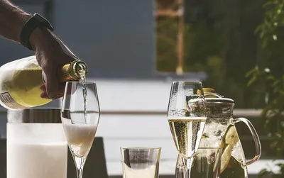 Шампанское, реалистичная бутылка шампанского и бокал шампанского, праздник  праздновать Stock Vector | Adobe Stock