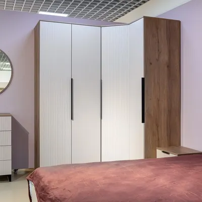 Идеи дизайна современных шкафов в спальню: фото интерьеров