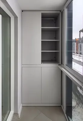 Белый корпусный шкаф с распашными дверями для лоджии - на заказ в Москве