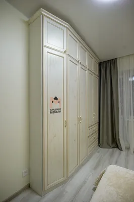 Распашной встроенный светлый шкаф в классическом стиле с шестью дверями и  ручками под золото в Минске