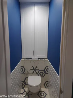 Навесной шкаф для туалета с рифлеными фасадами с фрезеровкой из крашенного  МДФ - на заказ в Москве