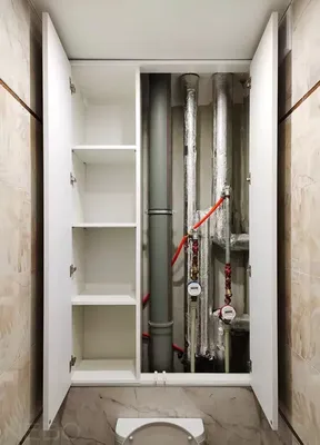Встроенный сантехнический шкаф с полками в туалете для скрытия труб  водоснабжения и быстрого доступа к счетчикам - на заказ в Москве