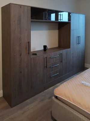 Угловой распашной шкаф на четыре двери для спальни из ЛДСП серого и  древесного цвета - на заказ в Москве