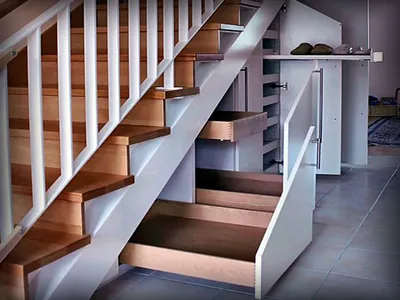 Строим шкаф под лестницей в доме