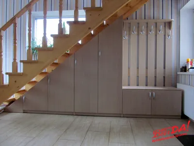 Скошенные шкафы под лестницей