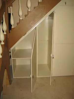Проект встроенный стильный шкаф под лестницей от компании «KiT» в Иркутске  | «KiT кухни и шкафы»