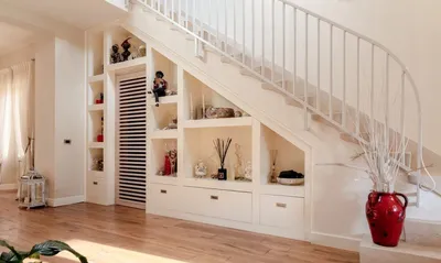 Встроенный шкаф под лестницей в частном доме | Адалит Мебель