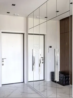 Зеркальный шкаф «Йохо» встроенный в коридор