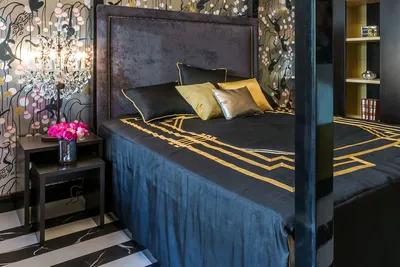 Фотоохота: Кровать зажата между шкафами — и красиво | Houzz Россия