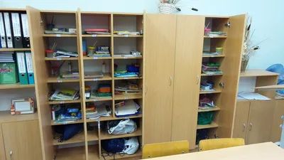 Раздевальные шкафы в школьном классе