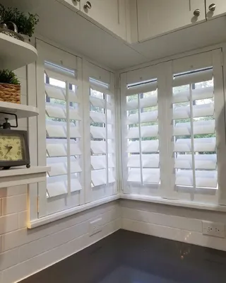 Шторы на угловое окно , шторы в спальню , светлее шторы , шторы блекаут |  Minimalist wallpaper, Home decor, Home