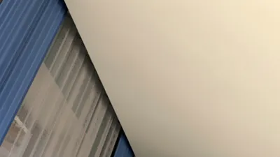 Как повесить карниз на натяжной потолок, если потолок уже натянут