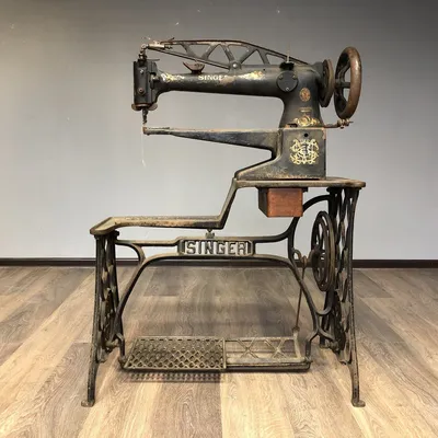 Антикварная швейная машинка компании Singer Зингер