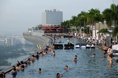 Сингапур, Сингапур - 1 Марта 2016: И Музеем Науки И Искусства Marina Bay  Sands Hotel И Казино Downtown Core, Сингапуре. Городской Роскошный Курорт С  Бассейном На Крыше Фотография, картинки, изображения и сток-фотография