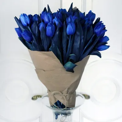 Букет 51 синий тюльпан в крафт-бумаге купить с доставкой в СПб