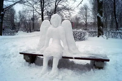 Погрузитесь в зимний мир снежных скульптур с помощью фото