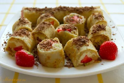 Легкие сладкие роллы с творожно-фруктовой начинкой рецепт – Авторская  кухня: Выпечка и десерты. «Еда»