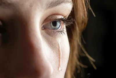 Слезы на лице женщины, красавица плачет на черном фоне Стоковое Фото -  изображение насчитывающей сторона, обильным: 156956678