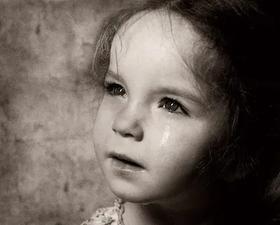 Слезы на лице женщины, красавица плачет на черном фоне Стоковое Изображение  - изображение насчитывающей плакать, нищета: 156956751