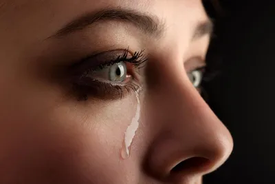 Слезы на лице женщины, красавица плачет на черном фоне Стоковое Фото -  изображение насчитывающей тоскливость, боль: 156956752