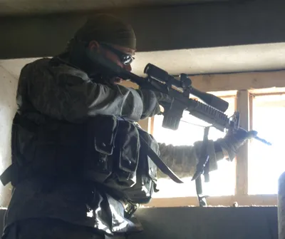 Крошил\" ИГИЛ, а теперь поохотится на россиян: в Украину прибыл канадский  снайпер | Сегодня
