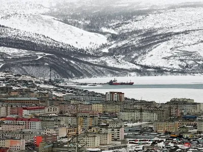 Отражение летнего солнца на белоснежном снегу