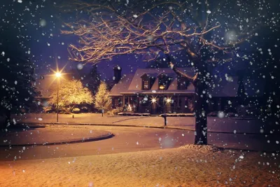 Романтичный пейзаж со снегом ночью