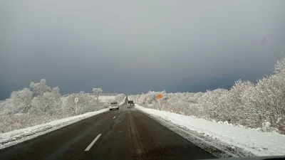 Хрустящий снег под ногами в мерцающей темноте