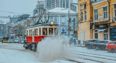 Восхитительные виды Киева под снегопадом: фон для ваших мечтательных обоев