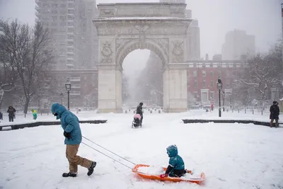 Из-за сильнейшего снегопада в Нью-Йорке ввели ЧП