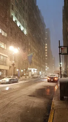 Blizzard метели в Нью-Йорке с автомобилями обильных снегопадов падая,  охватываемыми падающий снег Редакционное Стоковое Изображение - изображение  насчитывающей тяжело, покрыто: 205935879