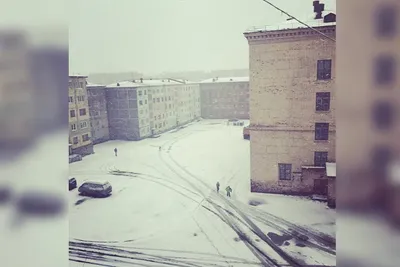Зимние фоновые изображения снега в Норильске: создайте атмосферу комфорта на экране