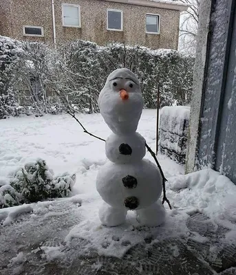Снеговик из снега фотографии
