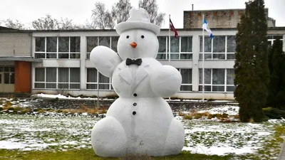 ЭтоЯ, огромный снеговик в форме …» — создано в Шедевруме