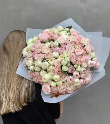 Букет 13 сортовых роз с амариллисами и зеленью купить с доставкой в СПб