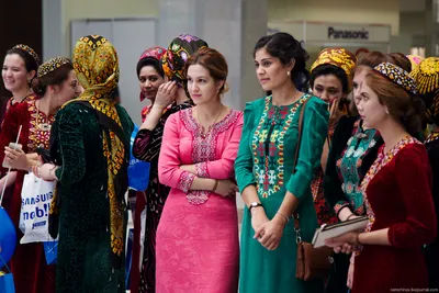 Маленькие и стильные: модные тренды детской одежды от туркменских дизайнеров