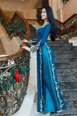 Мода и традиции: туркменские дизайнеры представили весенне-летнюю коллекцию