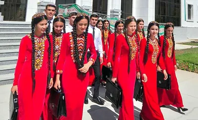 Родителей туркменских школьниц заставляют покупать ткань для платьев к  новому учебному году - Хроника Туркменистана