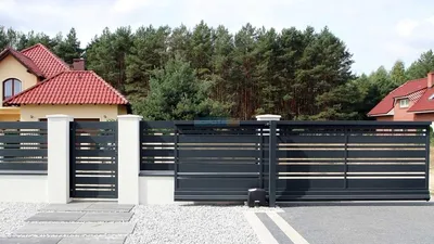 Современные мощные декоративные ворота с элементами из кованого железа  возле жилого дома. Стоковое Фото - изображение насчитывающей вход, утюг:  200372978