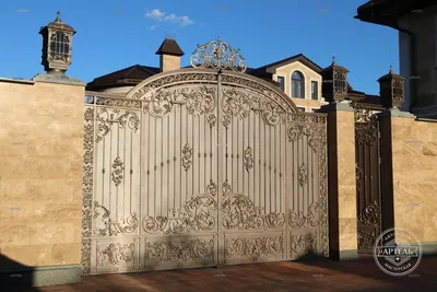 Ворота для частного дома с калиткой: входные на забор, красивые, простые  для дачи, уличные, распашные, откатные, размеры, способы установки, дизайн