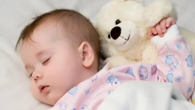 Можно ли спать ребенку с температурой 38 | Что делать если малыш спит с  повышенной температурой