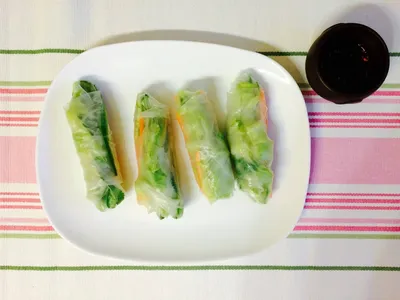 Спринг-роллы с креветками и овощами — рецепт с фото | Рецепт | Еда, Рецепты  азиатских блюд, Блюда с креветками