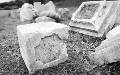 В центре Чебоксар строители обнаружили старинные надгробия | 25.09.2016 |  Чебоксары - БезФормата