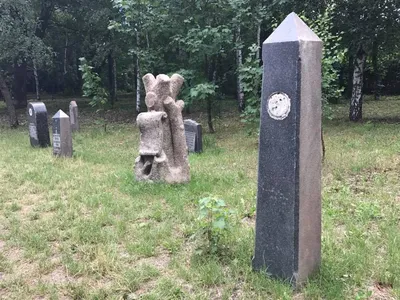 При замене бордюра на набережной в Твери нашли старинные надгробия | ТОП  Тверь новости