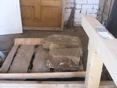 Старинные надгробия нашли при ремонте трубы в центре Петербурга - KP.RU