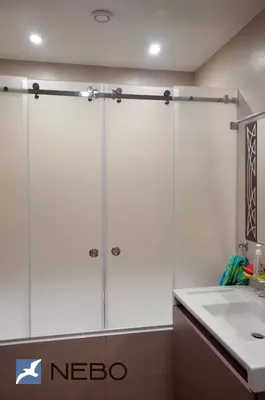 Стеклянные полки в ванную комнату